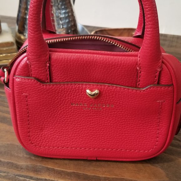 Marc Jacobs Handbags - MARC JACOBS SMALL CROSS BODY BAG.
